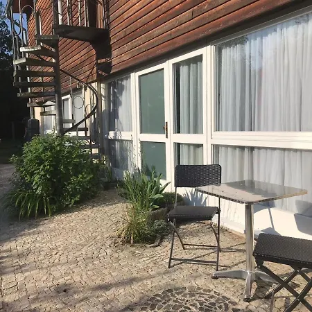 Small Ground Floor Apartment With Private Entrance Near Naumburg *